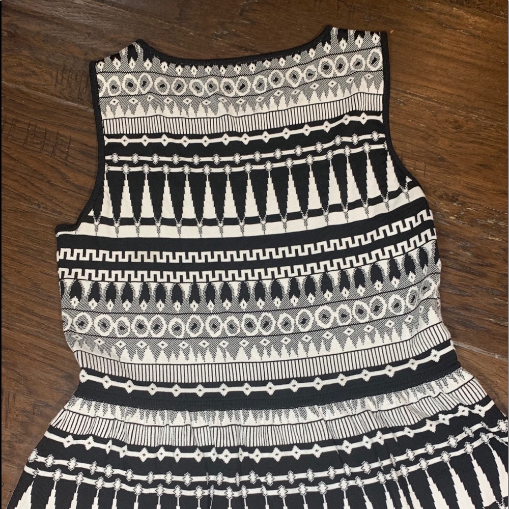 Tahari peplum sleeveless black and White top - Picture 2 of 3